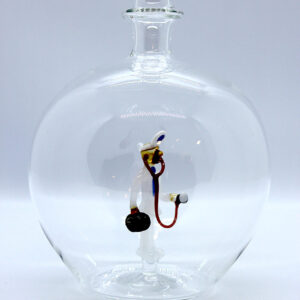 Motivflasche Arzt 500 ml Eine leere bauchige Flasche aus Glas mit einem aus Glas geblasenen Arzt im Inneren.