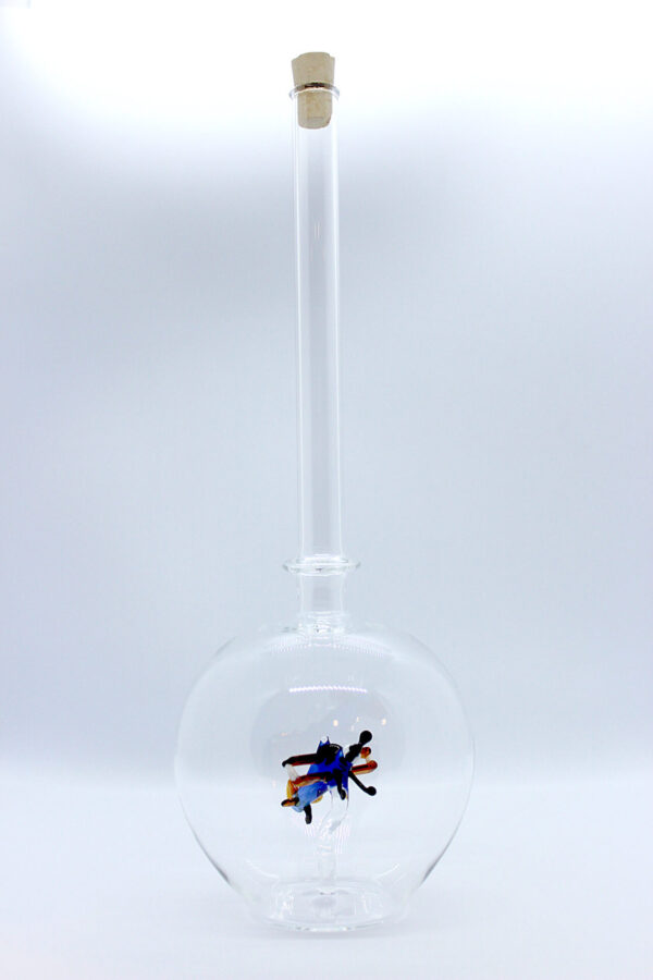 Eine leere bauchige Flasche aus Glas mit einem aus Glas geblasenen Doppeldecker im Inneren.