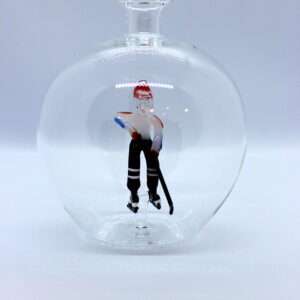 Motivflasche mit Eishockeyspieler 500 ml Eine leere bauchige Flasche aus Glas mit einem aus Glas geblasenen Eishockeyspieler im Inneren.