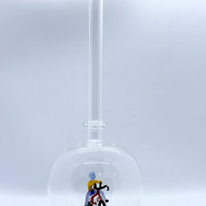 Eine leere bauchige Flasche aus Glas mit einem aus Glas geblasenen Radfahrer im Inneren.