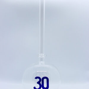 Eine leere bauchige Flasche aus Glas mit einer aus Glas geblasenen Zahl 30 im Inneren.