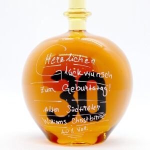 Eine mit Williams Christbirne befüllte bauchige Flasche aus Glas mit einer aus Glas geblasenen Zahl 30 im Inneren.