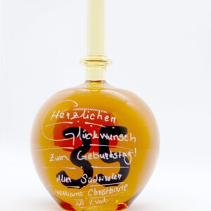 Eine mit Williams Christbirne befüllte bauchige Flasche aus Glas mit einer aus Glas geblasenen Zahl 35 im Inneren.