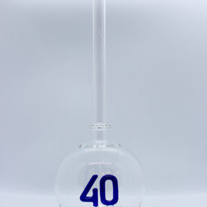 Eine leere bauchige Flasche aus Glas mit einer aus Glas geblasenen Zahl 40 im Inneren.