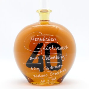 Eine mit Williams Christbirne befüllte bauchige Flasche aus Glas mit einer aus Glas geblasenen Zahl 40 im Inneren.