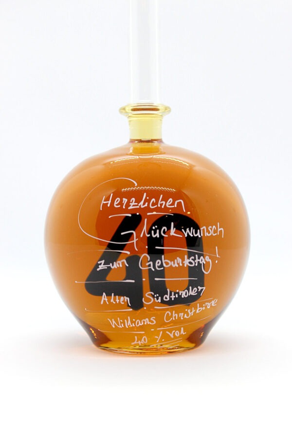Eine mit Williams Christbirne befüllte bauchige Flasche aus Glas mit einer aus Glas geblasenen Zahl 40 im Inneren.
