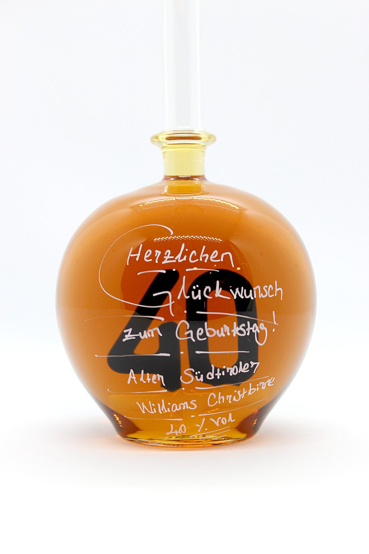 Eine mit Williams Christbirne befüllte bauchige Flasche aus Glas mit einer aus Glas geblasenen Zahl 40 im Inneren.