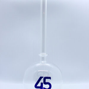 Eine leere bauchige Flasche aus Glas mit einer aus Glas geblasenen Zahl 40 im Inneren.