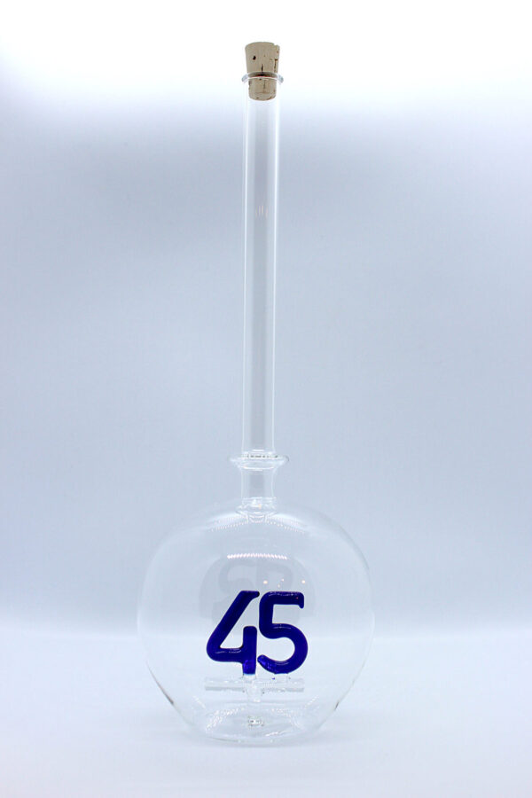 Eine leere bauchige Flasche aus Glas mit einer aus Glas geblasenen Zahl 40 im Inneren.