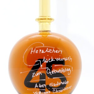 Eine mit Williams Christbirne befüllte bauchige Flasche aus Glas mit einer aus Glas geblasenen Zahl 45 im Inneren.