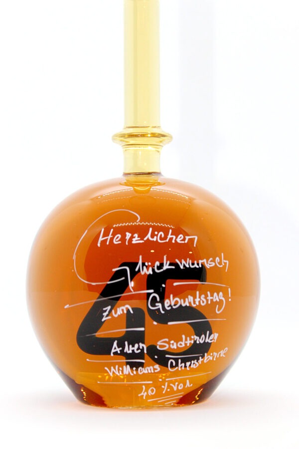 Eine mit Williams Christbirne befüllte bauchige Flasche aus Glas mit einer aus Glas geblasenen Zahl 45 im Inneren.