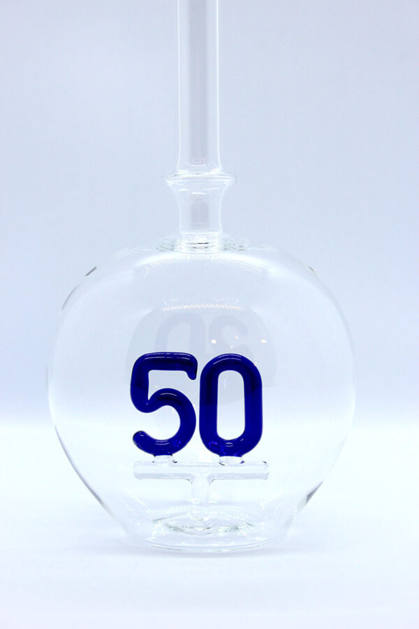 Eine leere bauchige Flasche aus Glas mit einer aus Glas geblasenen Zahl 50 im Inneren.