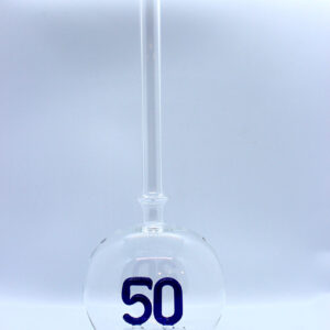 Eine leere bauchige Flasche aus Glas mit einer aus Glas geblasenen Zahl 50 im Inneren.