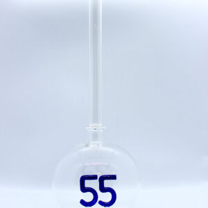 Eine leere bauchige Flasche aus Glas mit einer aus Glas geblasenen Zahl 55 im Inneren.