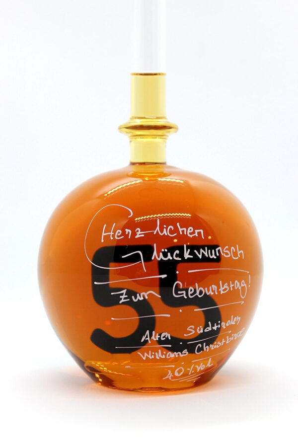 Eine mit Williams Christbirne befüllte bauchige Flasche aus Glas mit einer aus Glas geblasenen Zahl 55 im Inneren.