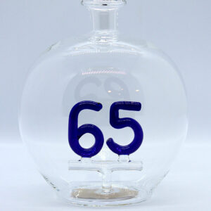 Eine leere bauchige Flasche aus Glas mit einer aus Glas geblasenen Zahl 65 im Inneren.