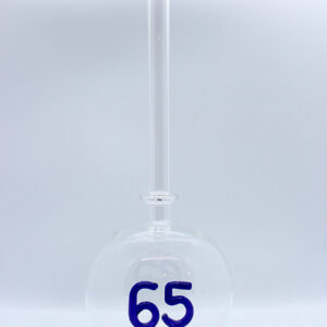 Eine leere bauchige Flasche aus Glas mit einer aus Glas geblasenen Zahl 65 im Inneren.