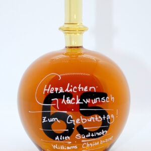 Eine mit Williams Christbirne befüllte bauchige Flasche aus Glas mit einer aus Glas geblasenen Zahl 65 im Inneren.