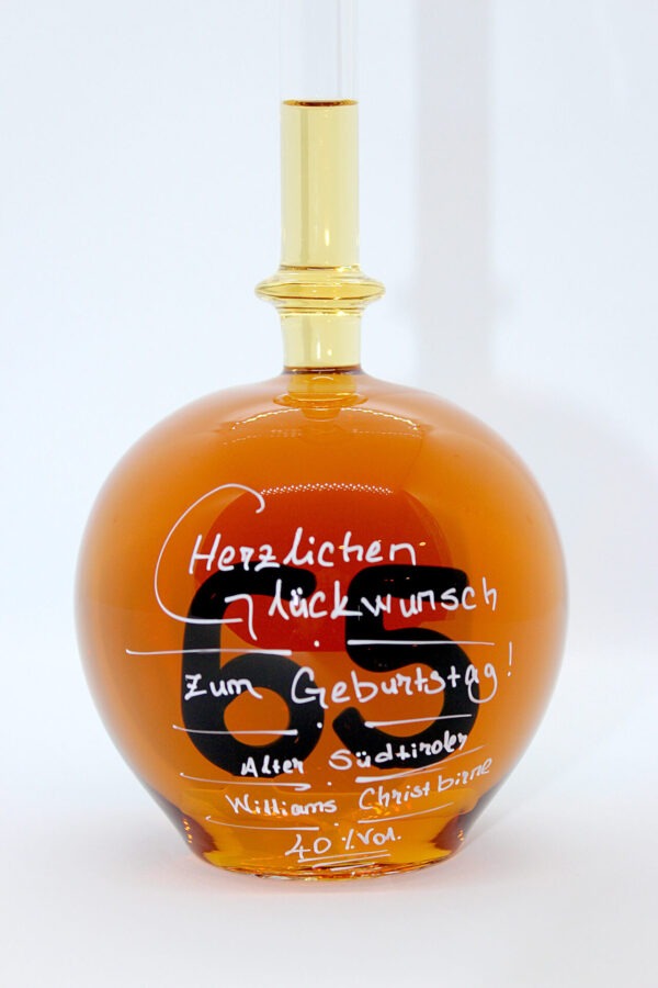 Eine mit Williams Christbirne befüllte bauchige Flasche aus Glas mit einer aus Glas geblasenen Zahl 65 im Inneren.