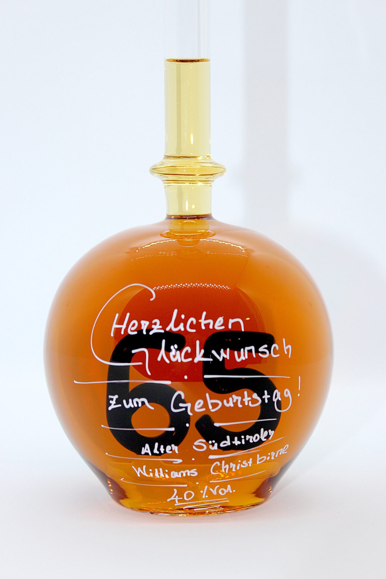 Eine mit Williams Christbirne befüllte bauchige Flasche aus Glas mit einer aus Glas geblasenen Zahl 65 im Inneren.