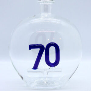 Eine leere bauchige Flasche aus Glas mit einer aus Glas geblasenen Zahl 70 im Inneren.