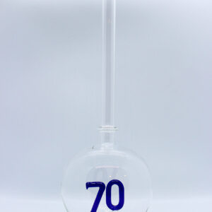 Eine leere bauchige Flasche aus Glas mit einer aus Glas geblasenen Zahl 70 im Inneren.