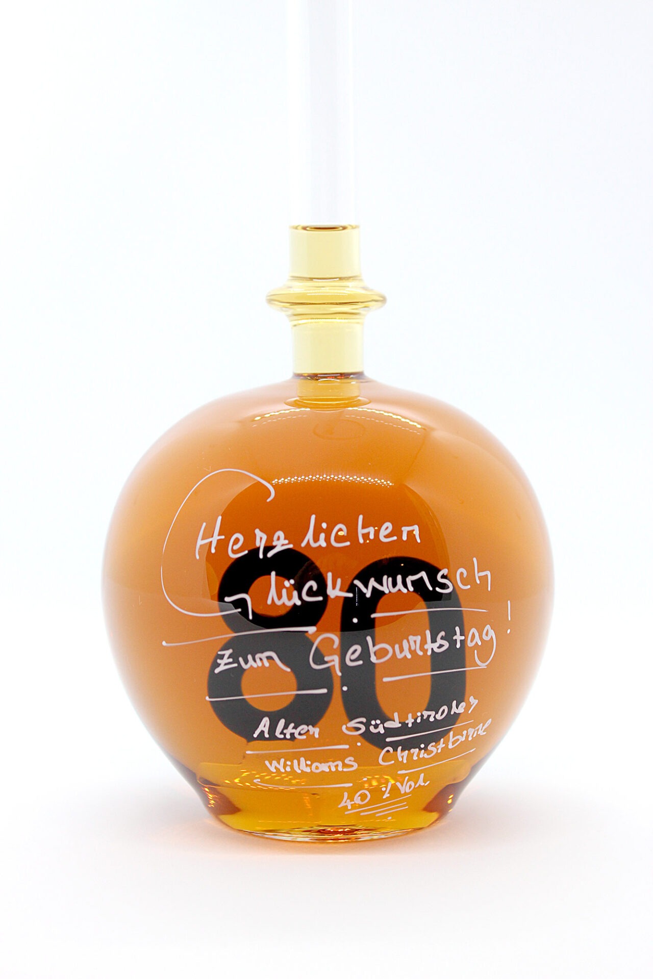 Eine mit Williams Christbirne befüllte bauchige Flasche aus Glas mit einer aus Glas geblasenen Zahl 80 im Inneren.