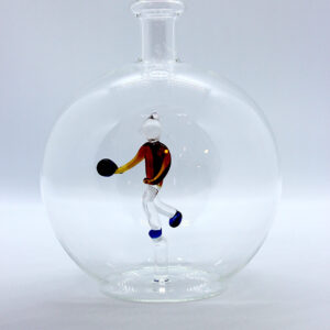Motivflasche mit Kegelspieler 500 ml Eine leere bauchige Flasche aus Glas mit einem aus Glas geblasenen Kegelspieler im Inneren.