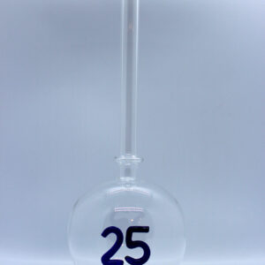 Eine leere bauchige Flasche aus Glas mit einer aus Glas geblasenen Zahl 25 im Inneren.