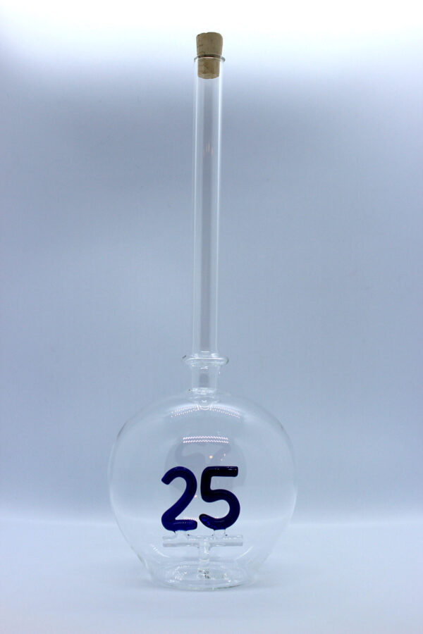 Eine leere bauchige Flasche aus Glas mit einer aus Glas geblasenen Zahl 25 im Inneren.