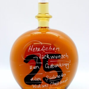 Bauchige Flasche mit einer 25 im Inneren befüllt mit Spirituose