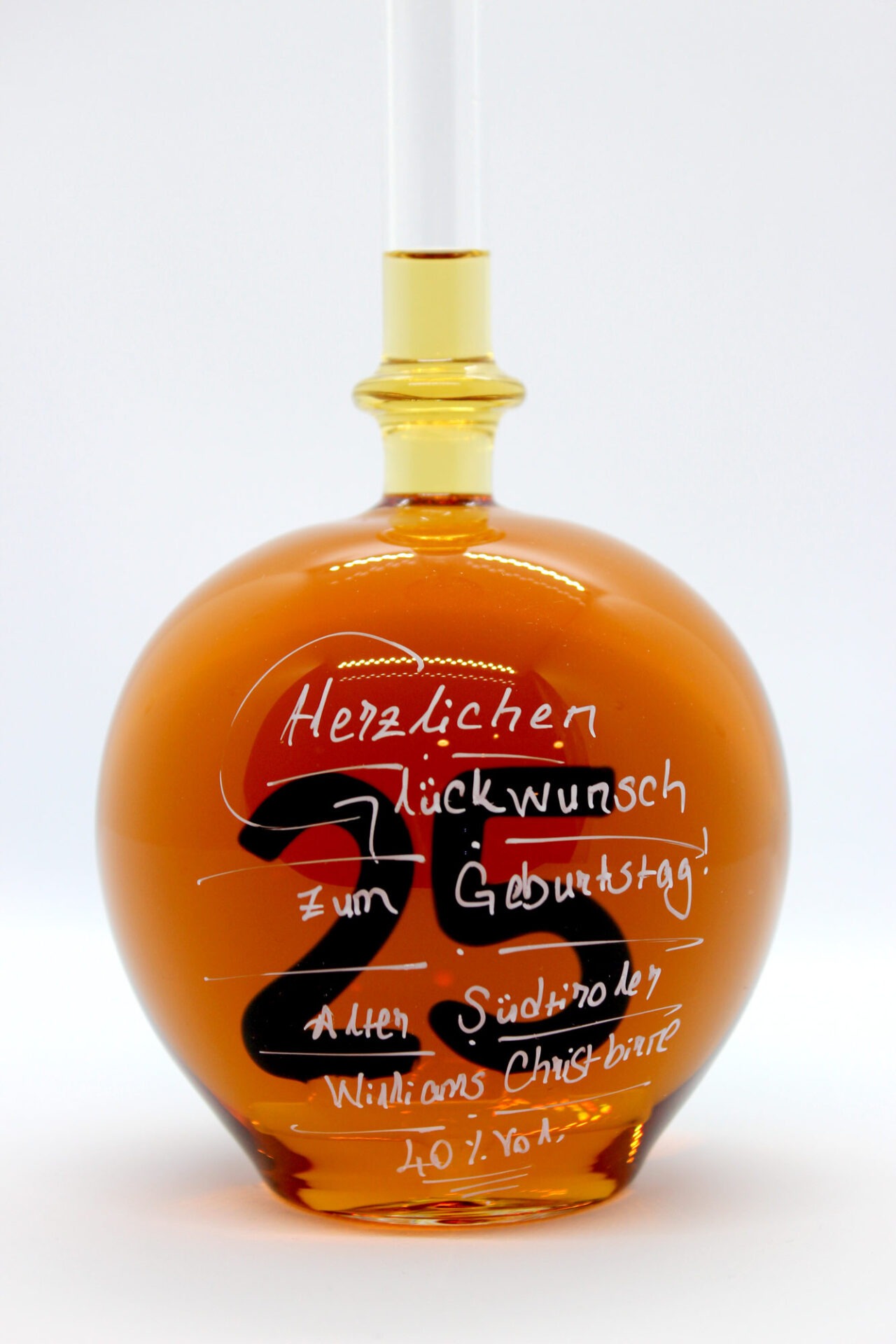 Bauchige Flasche mit einer 25 im Inneren befüllt mit Spirituose