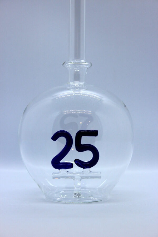 Eine leere bauchige Flasche aus Glas mit einer aus Glas geblasenen Zahl 25 im Inneren.