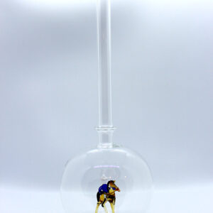 Eine leere bauchige Flasche aus Glas mit einem aus Glas geblasenen Reiter auf einem Pferd im Inneren.