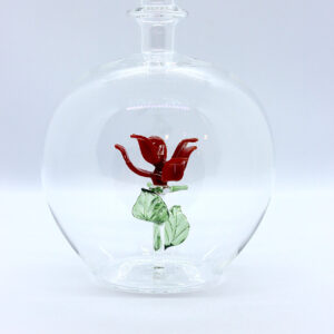 Motivflasche mit Rose 500 ml Eine leere bauchige Flasche aus Glas mit einer aus Glas geblasenen Rose im Inneren.