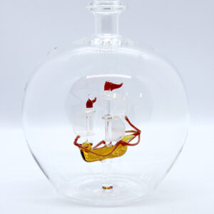 Motivflasche mit Segelschiff 500 ml Eine leere bauchige Flasche aus Glas mit einem aus Glas geblasenen Segelschiff im Inneren.
