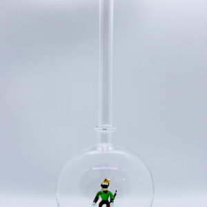 Eine leere bauchige Flasche aus Glas mit einem aus Glas geblasenen Skifahrer im Inneren.