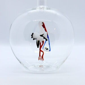 Motivflasche mit Storch mit Baby 500 ml Eine leere bauchige Flasche aus Glas mit einem aus Glas geblasenen Storch mit Baby im Inneren.