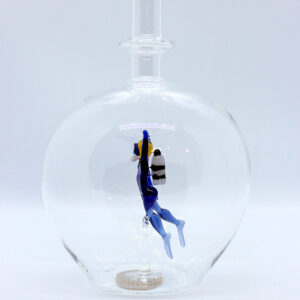 Eine leere bauchige Flasche aus Glas mit einem aus Glas geblasenen Taucher im Inneren.