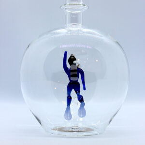 Motivflasche mit Taucher 500 ml Eine leere bauchige Flasche aus Glas mit einem aus Glas geblasenen Taucher im Inneren.
