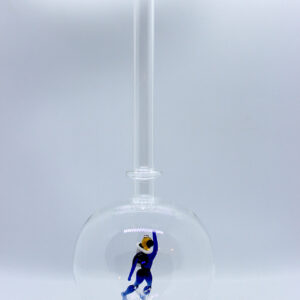 Eine leere bauchige Flasche aus Glas mit einem aus Glas geblasenen Taucher im Inneren.