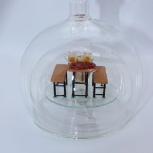 Magicflasche mit Bierzeltgarnitur 600 ml Eine leere bauchige Flasche aus Glas mit einer Bierzeltgarnitur im Inneren.