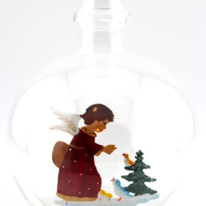Eine leere bauchige Flasche aus Glas mit einem Vögel fütternden Engel am Tannenbaum im Inneren.