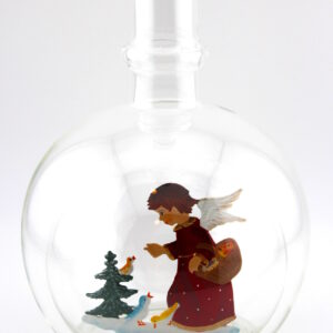 Magicflasche mit einem Vögel fütternden Engel am Tannenbaum 200 ml Eine leere bauchige Flasche aus Glas mit einem Vögel fütternden Engel am Tannenbaum im Inneren.