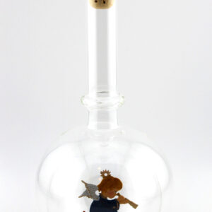 Eine leere bauchige Flasche aus Glas mit einem Engel mit Fernrohr im Inneren.