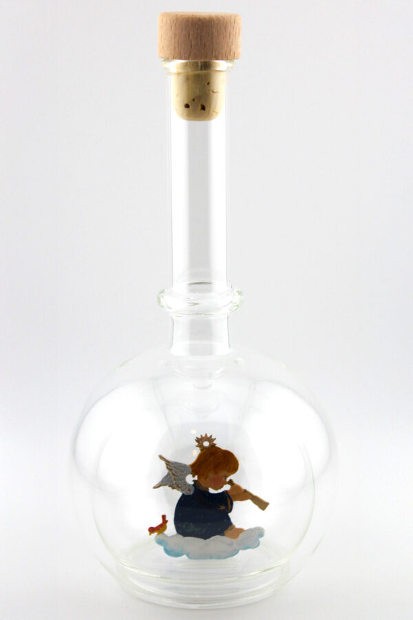 Eine leere bauchige Flasche aus Glas mit einem Engel mit Fernrohr im Inneren.