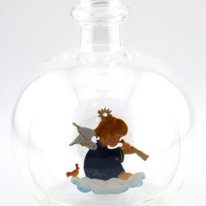 Eine leere bauchige Flasche aus Glas mit einem Engel mit Fernrohr im Inneren.