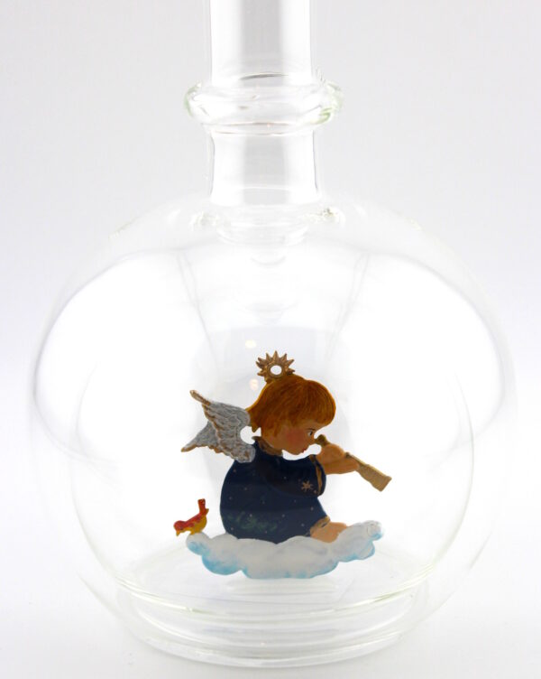 Eine leere bauchige Flasche aus Glas mit einem Engel mit Fernrohr im Inneren.