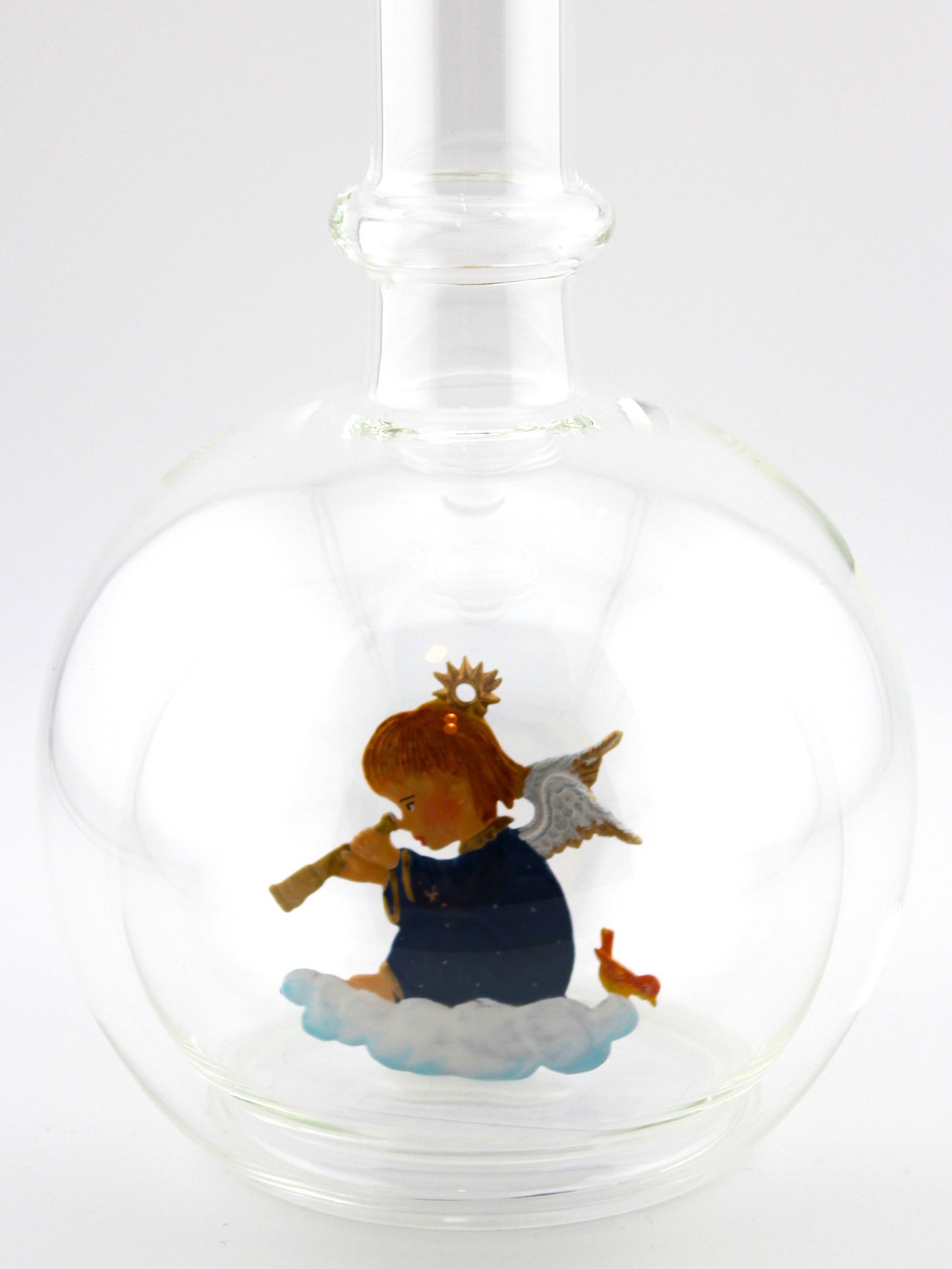 Eine leere bauchige Flasche aus Glas mit einem Engel mit Fernrohr im Inneren.