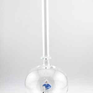 Eine leere bauchige Flasche aus Glas mit einem aus Glas geblasenen Golfspieler im Inneren.